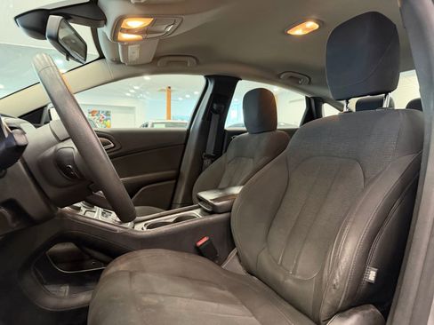 Used 2016 Chrysler 200 Limited image 6