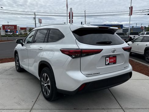 Used 2023 Toyota Highlander XLE AWD/4WD image 5