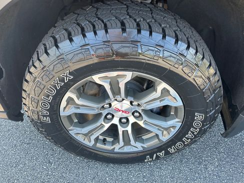 Used 2024 GMC Sierra 1500 SLT AWD/4WD image 8