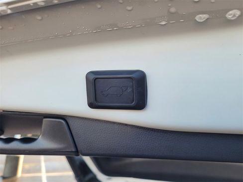 Used 2022 Toyota RAV4 XLE Premium image 9