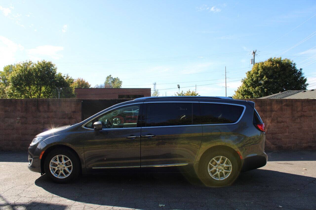 Used 2020 Chrysler Pacifica Touring-L FWD image 2