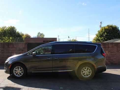 Used 2020 Chrysler Pacifica Touring-L FWD image 2