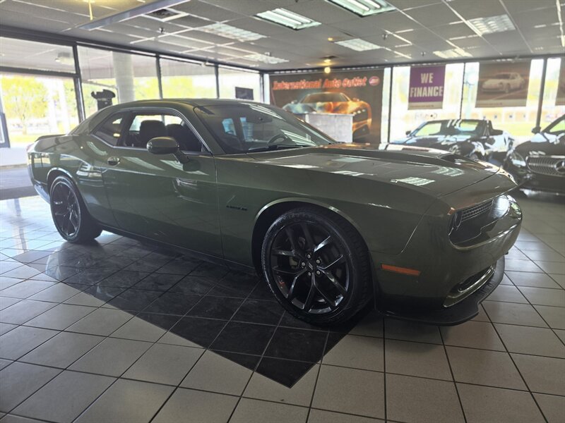 Used 2022 Dodge Challenger R/T w/ Blacktop Package RWD image 3