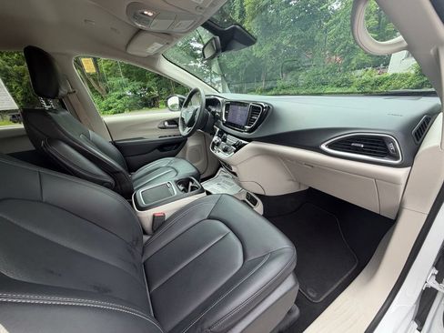 Used 2024 Chrysler Pacifica Touring-L FWD image 23