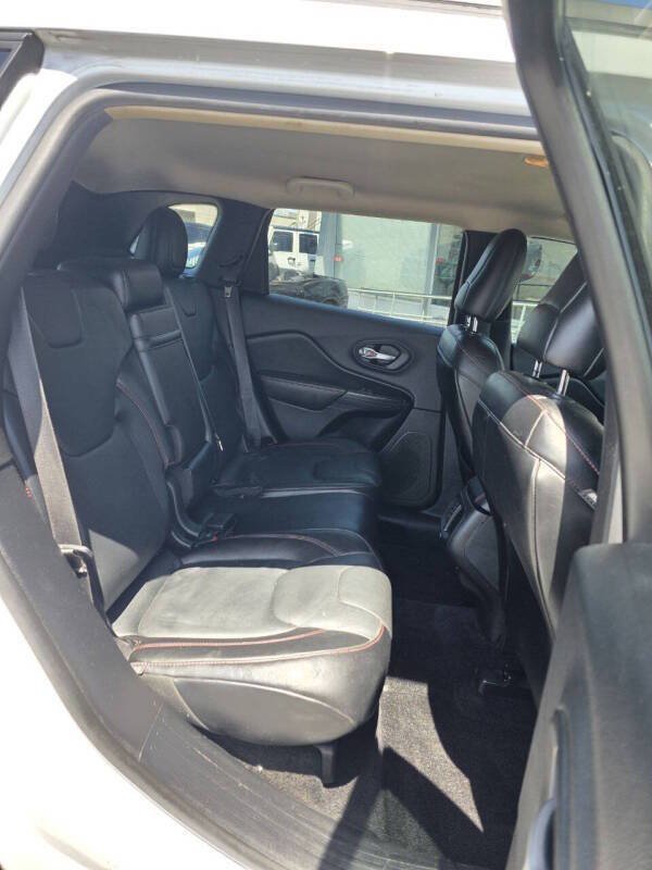 Used 2015 Jeep Cherokee Trailhawk w/ Comfort/Convenience Group AWD/4WD image 16