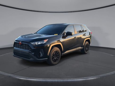 Used 2022 Toyota RAV4 LE FWD image 4