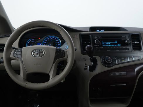 Used 2012 Toyota Sienna XLE image 13