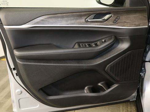 New 2025 Jeep Grand Cherokee Limited image 20