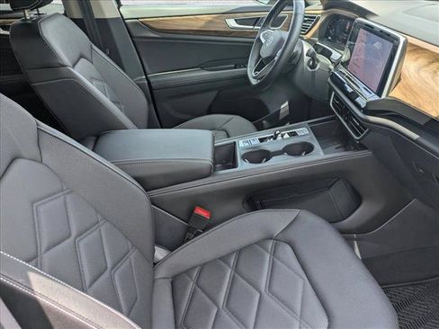 Used 2025 Volkswagen Atlas SE AWD/4WD image 19