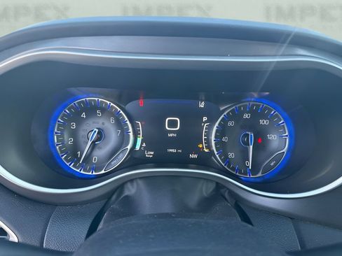 Used 2025 Chrysler Pacifica Select FWD image 14