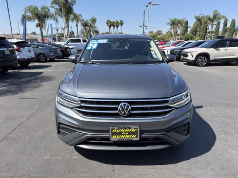 Used 2024 Volkswagen Tiguan SE FWD image 3