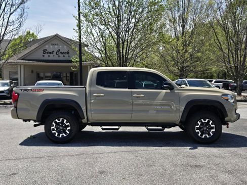 Used 2019 Toyota Tacoma TRD Off-Road w/ Technology Package image 6