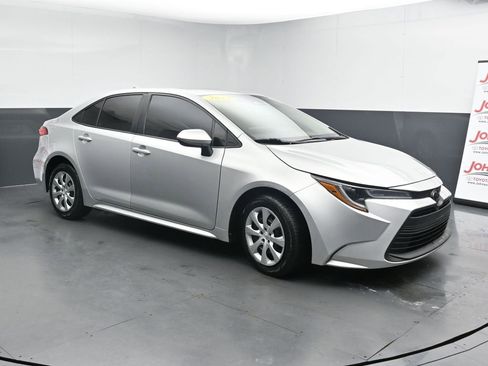 Used 2023 Toyota Corolla LE image 2
