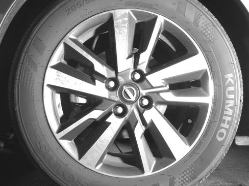 Used 2025 Nissan Versa SV FWD image 12