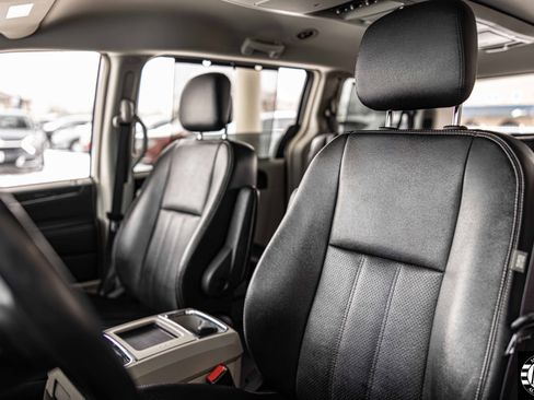 Used 2015 Chrysler Town & Country Touring-L w/ Driver Convenience Group image 11
