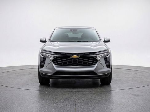 Used 2025 Chevrolet Blazer LT image 2