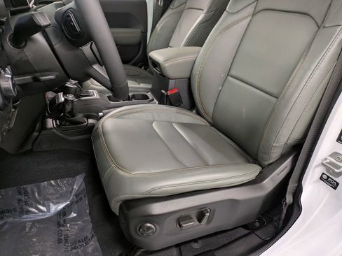 Used 2025 Jeep Gladiator Mojave AWD/4WD image 10