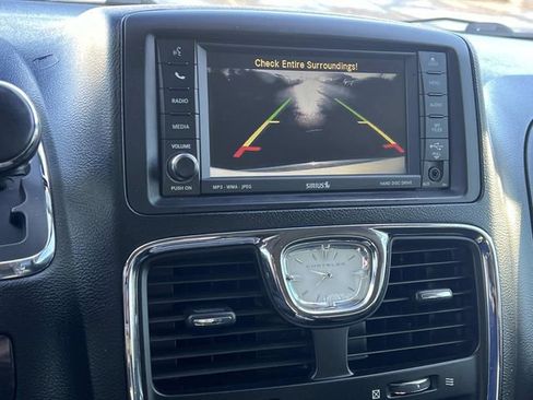 Used 2011 Chrysler Town & Country Touring w/ Driver Convenience Group image 22