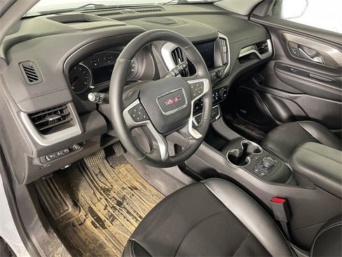 Used 2024 GMC Terrain SLT w/ Infotainment Package II image 3