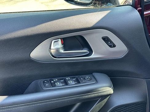 Used 2023 Chrysler Pacifica Limited w/ S Appearance Package image 19