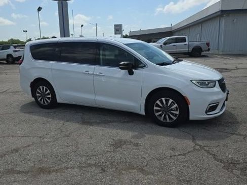 Used 2024 Chrysler Pacifica Limited FWD image 2