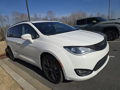 Used 2019 Chrysler Pacifica Touring-L Plus w/ S Appearance Package image 1