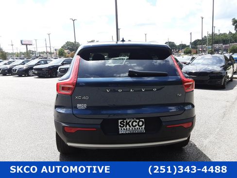 Used 2021 Volvo XC40 T4 Momentum image 4
