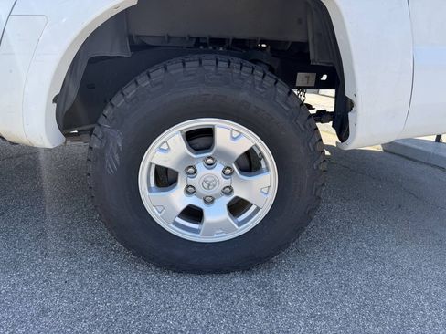 Used 2014 Toyota Tacoma PreRunner w/ SR5 Package RWD image 17