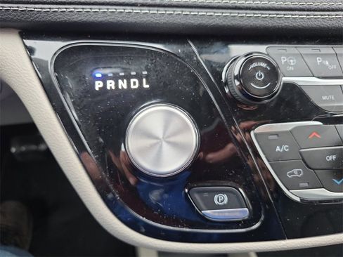 Used 2022 Chrysler Pacifica Touring-L w/ Uconnect Theater Family Group image 21