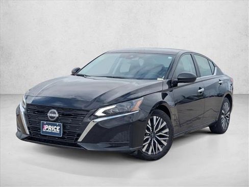 Used 2025 Nissan Altima 2.5 SV image 1