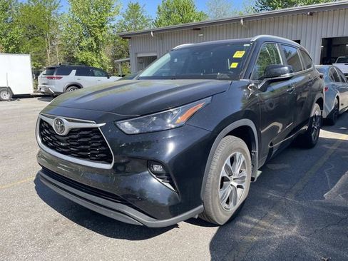 Used 2024 Toyota Highlander XLE AWD/4WD image 1