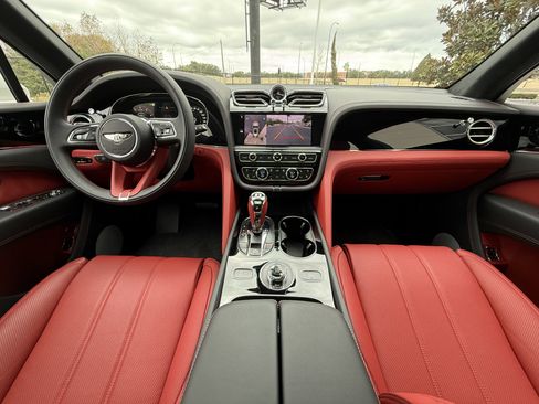 Used 2025 Bentley Bentayga V8 image 4
