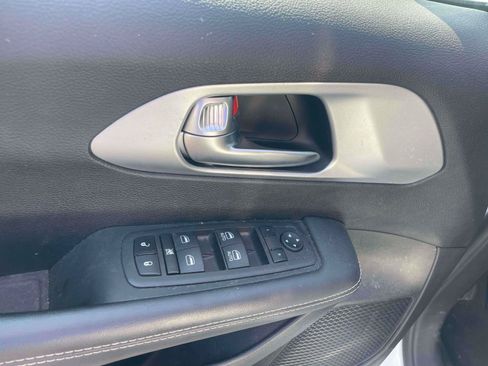 Used 2023 Chrysler Pacifica Touring FWD image 11