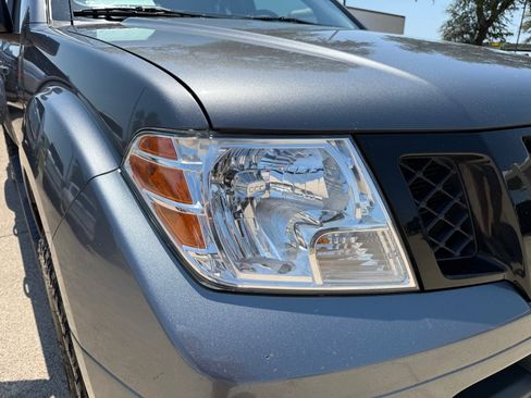 Used 2021 Nissan Frontier SV w/ Midnight Edition Floor Mats image 9