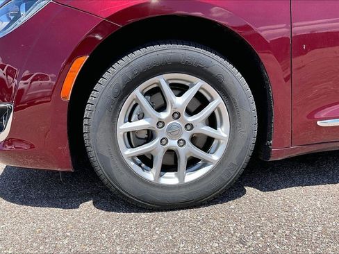 Used 2020 Chrysler Pacifica Touring-L FWD image 2
