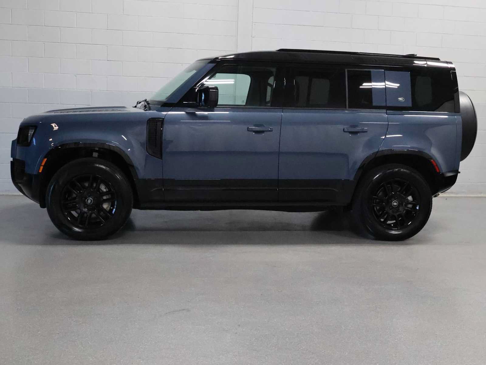 Used 2024 Land Rover Defender 110 X-Dynamic SE AWD/4WD image 2