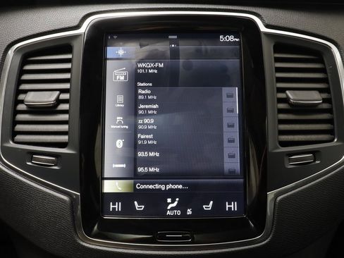 Used 2022 Volvo XC90 T6 Momentum w/ Climate Package image 9