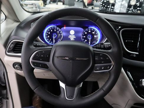 Used 2024 Chrysler Pacifica Touring-L FWD image 14