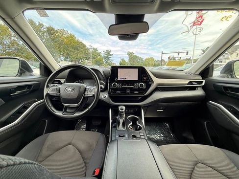 Used 2023 Toyota Highlander LE FWD image 18
