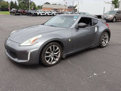 Used 2016 Nissan 370Z Coupe RWD image 2