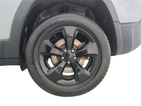 Used 2019 Jeep Cherokee Latitude Plus image 34