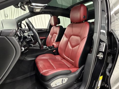 Certified 2023 Porsche Macan S AWD/4WD image 31