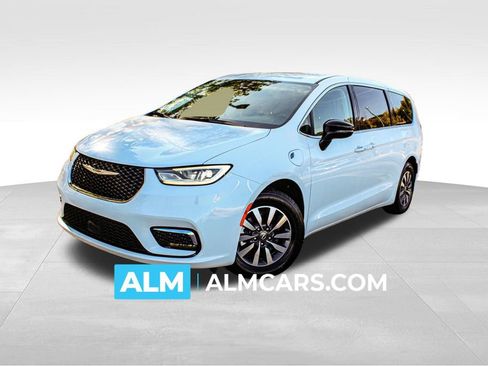 Used 2024 Chrysler Pacifica Select image 1