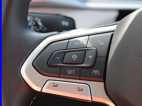 Used 2025 Volkswagen Taos SE w/ Panoramic Sunroof Package FWD image 28