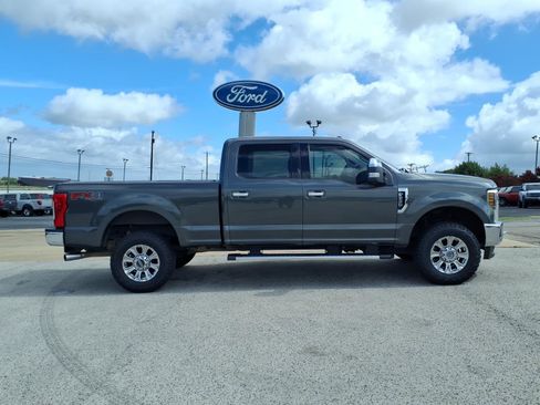 Used 2019 Ford F250 XLT w/ XLT Premium Package AWD/4WD image 4