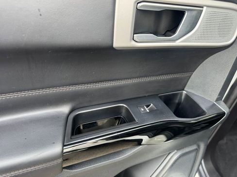 Used 2022 Ford Explorer Platinum w/ Technology Package image 16