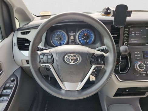 Used 2018 Toyota Sienna LE FWD image 12