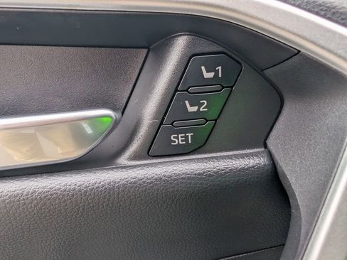 Used 2022 Toyota RAV4 Limited image 17