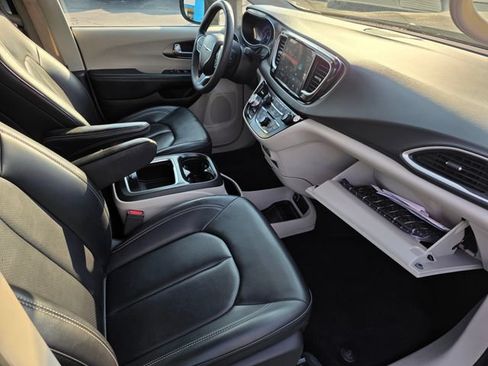 Used 2023 Chrysler Pacifica Touring-L FWD image 40