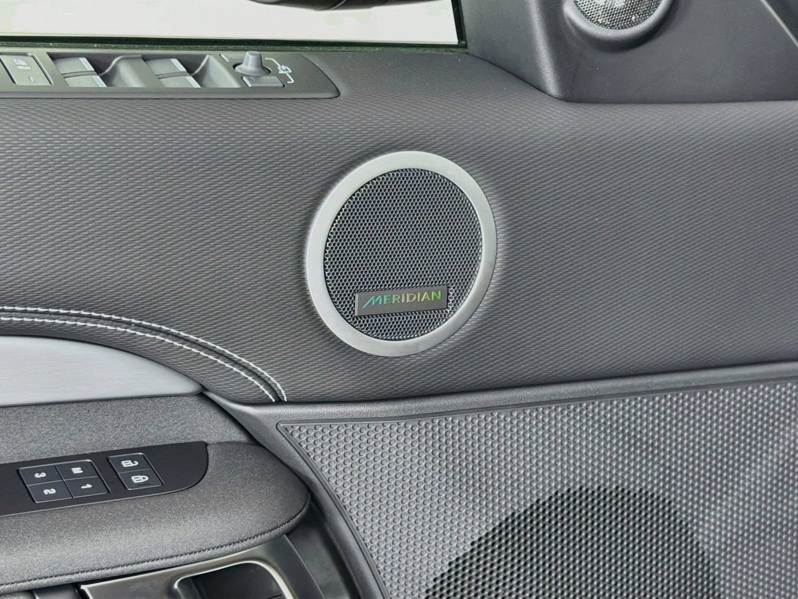 New 2026 Land Rover Discovery Dynamic SE AWD/4WD image 21